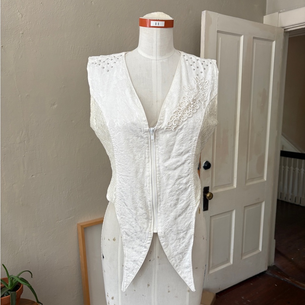 White Sleeveless Zip-Up Vest